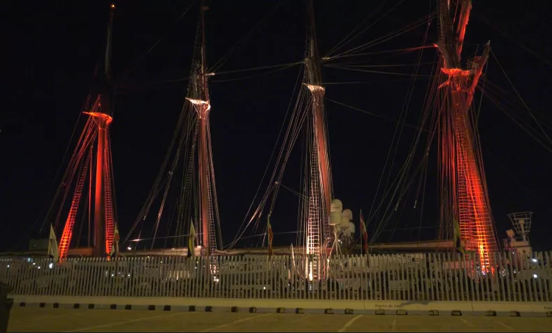 El Elcano se despide de Cádiz para dar la vuelta al mundo.