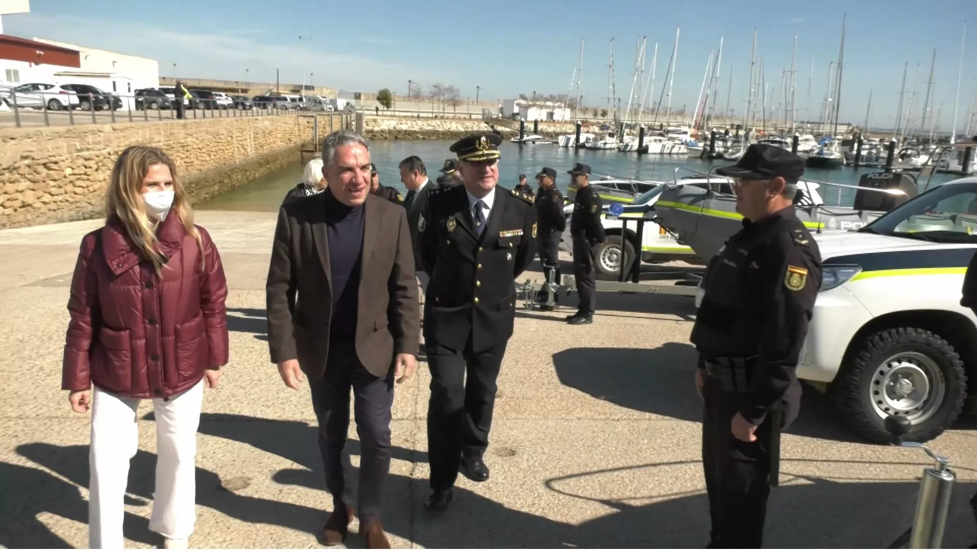 El consejero Bendodo, junto a la delegada de la Junta y efectivos policiales, durante la presentación de las nuevas embarcaciones