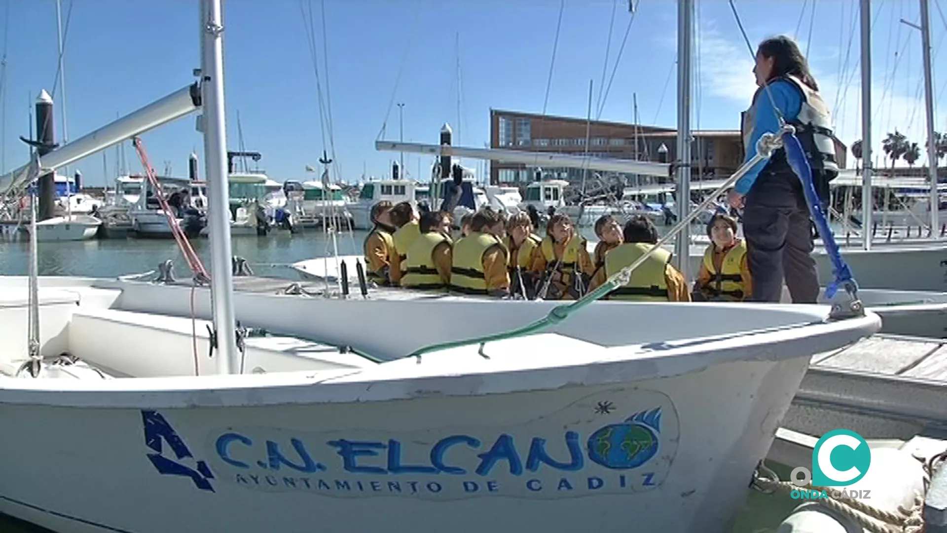 Alumnos durante el curso de vela