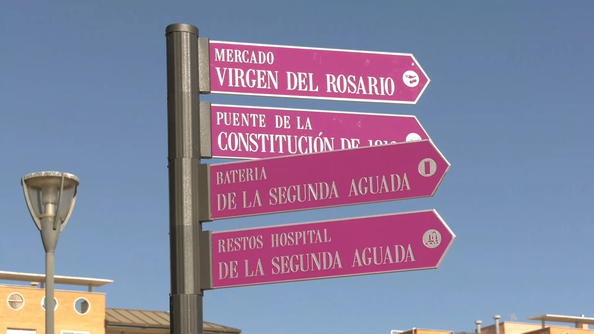 El Ayuntamiento instala nueva señalética para indicar la Batería y el Hospital de Segunda Aguada como espacios de interés turístico