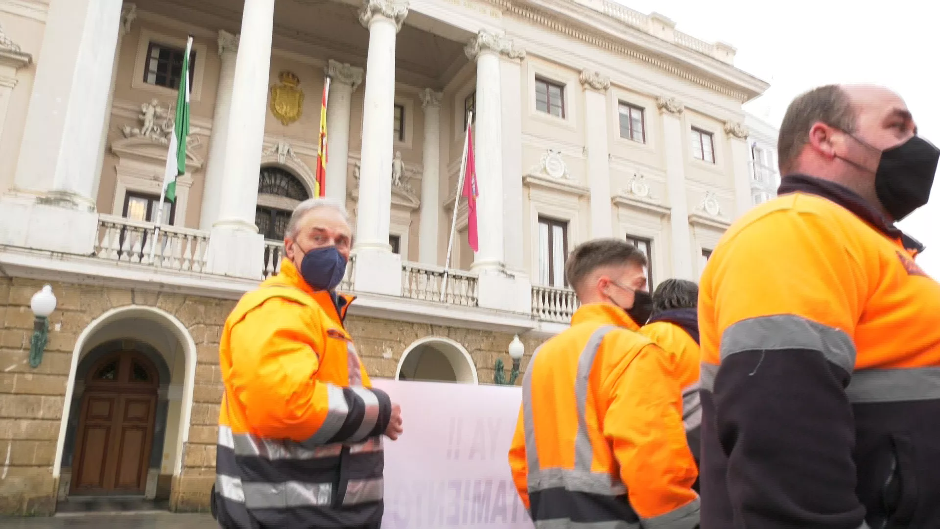 Los trabajadores de Sufi Cointer protestan ante el Ayuntamiento por su convenio colectivo