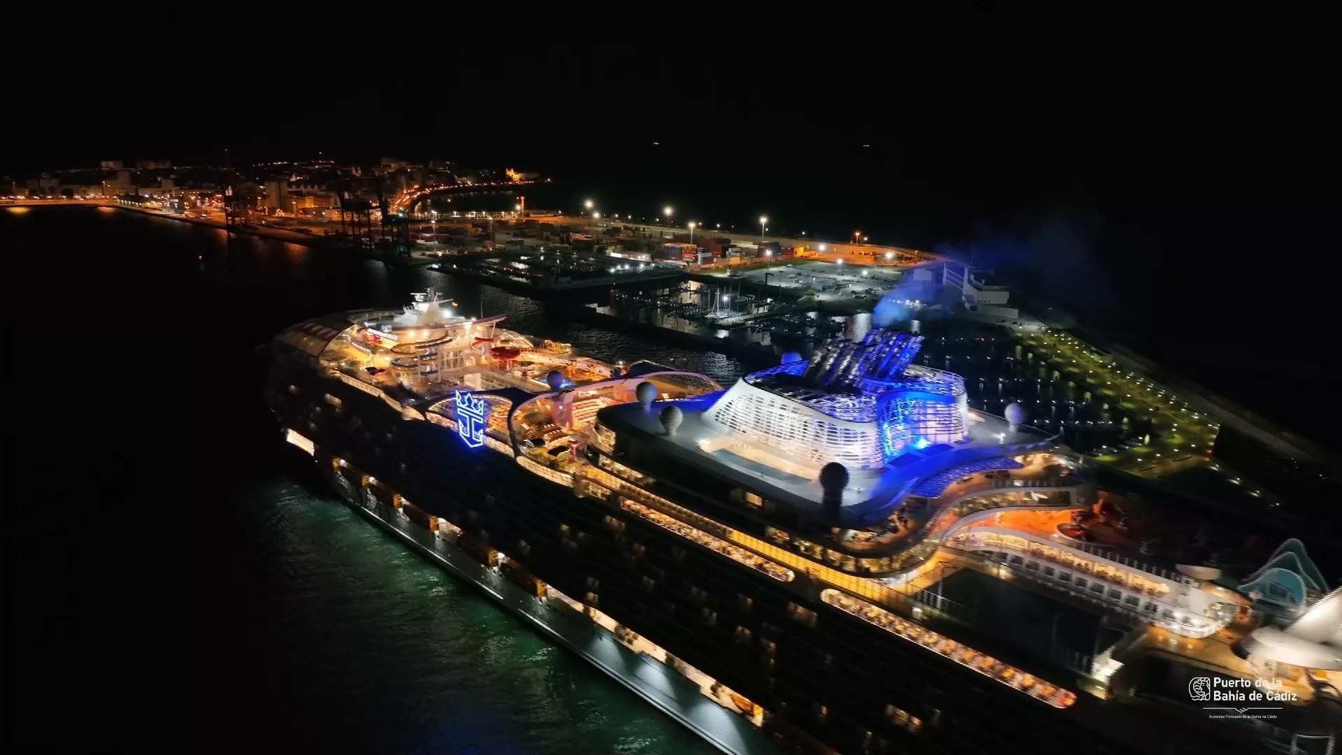 El puerto de Cádiz acoge desde esta mañana al crucero más grande del mundo