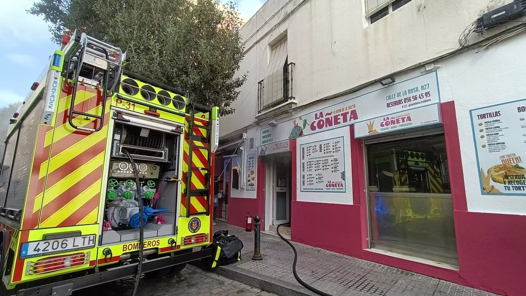 Los bomberos tienen que sofocar un incendio en la freiduría de la calle la Rosa.