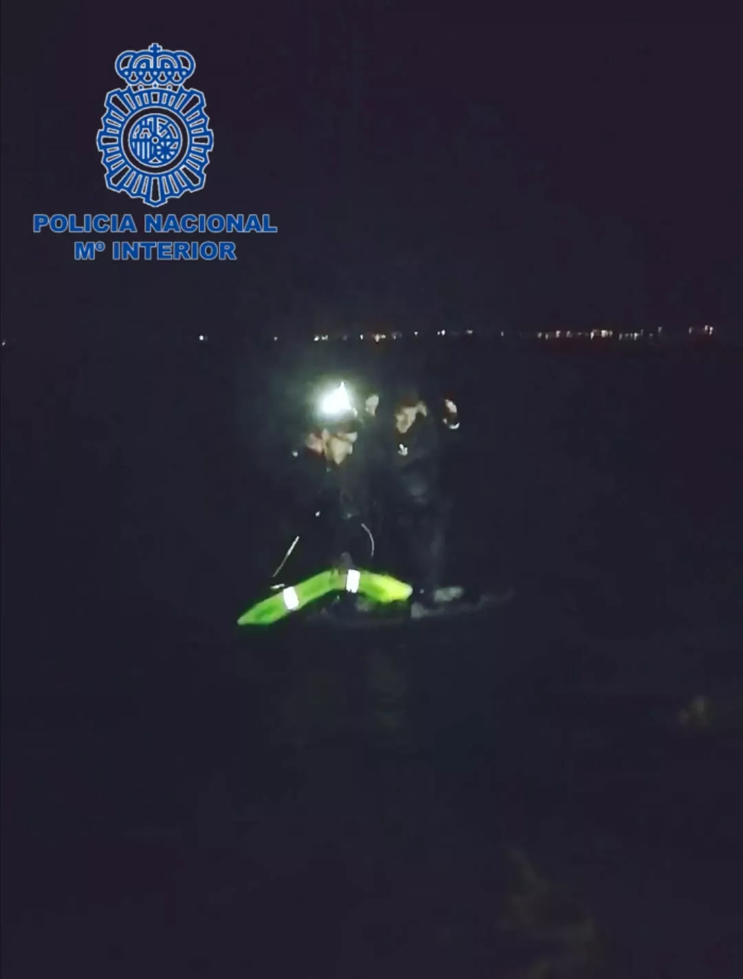 La Policía Nacional rescata a un hombre en el mar 