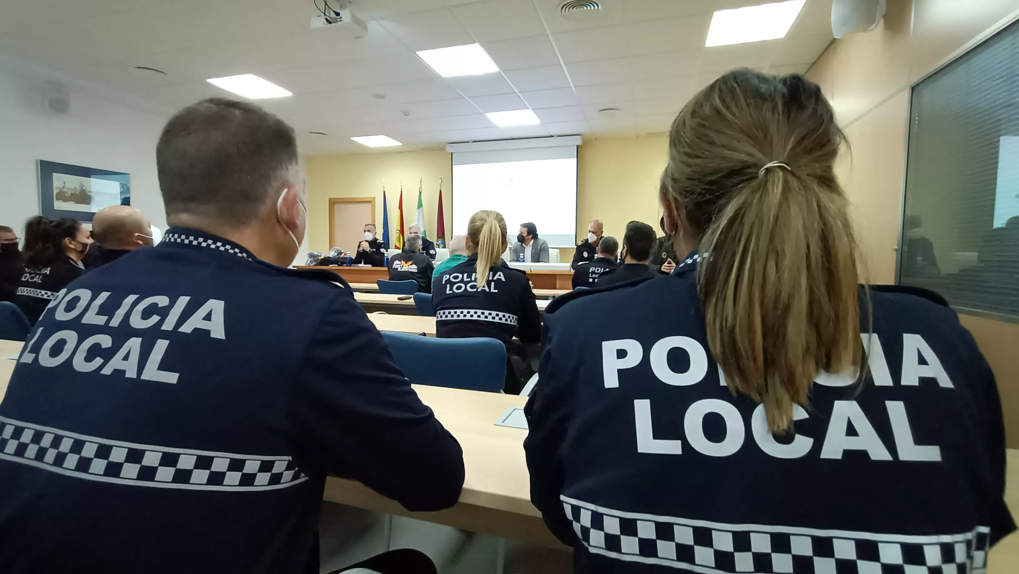 Los policías durante la entrega de diplomas. Los policías durante la entrega de diplomas.