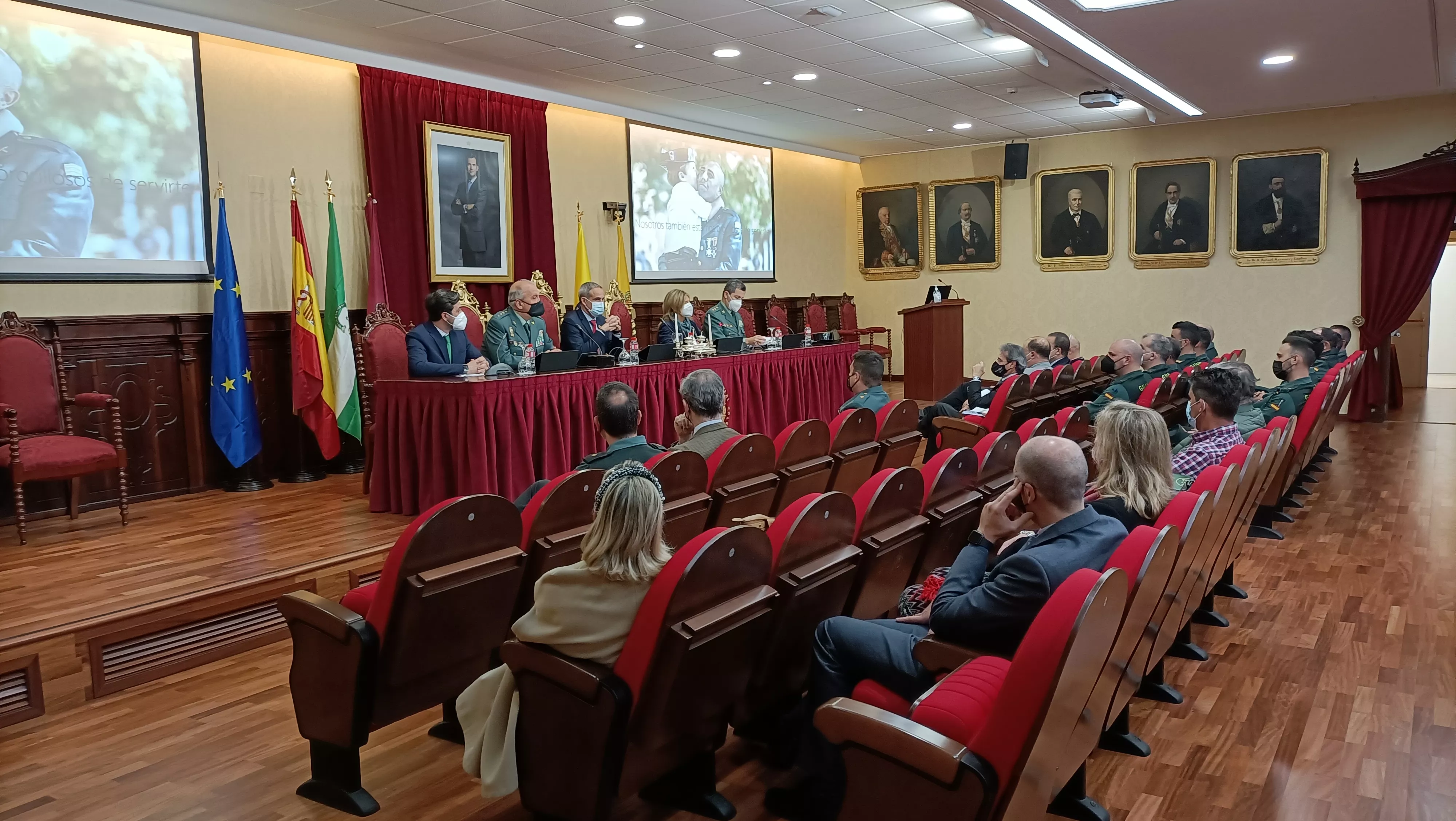 Conferencia en el Salón de Grados de la Facultad de Medicina.