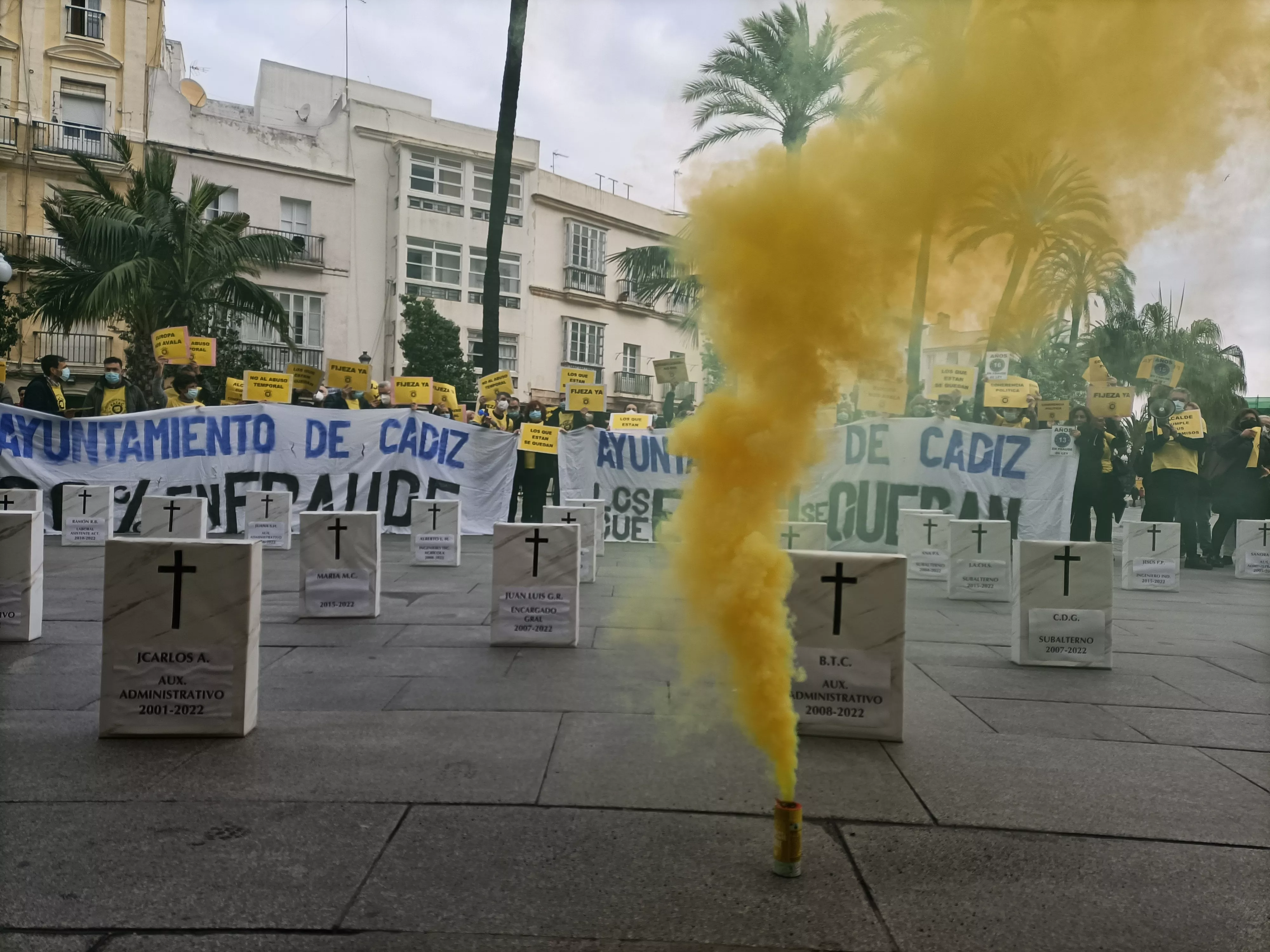 Humo a las puertas del Consistorio.