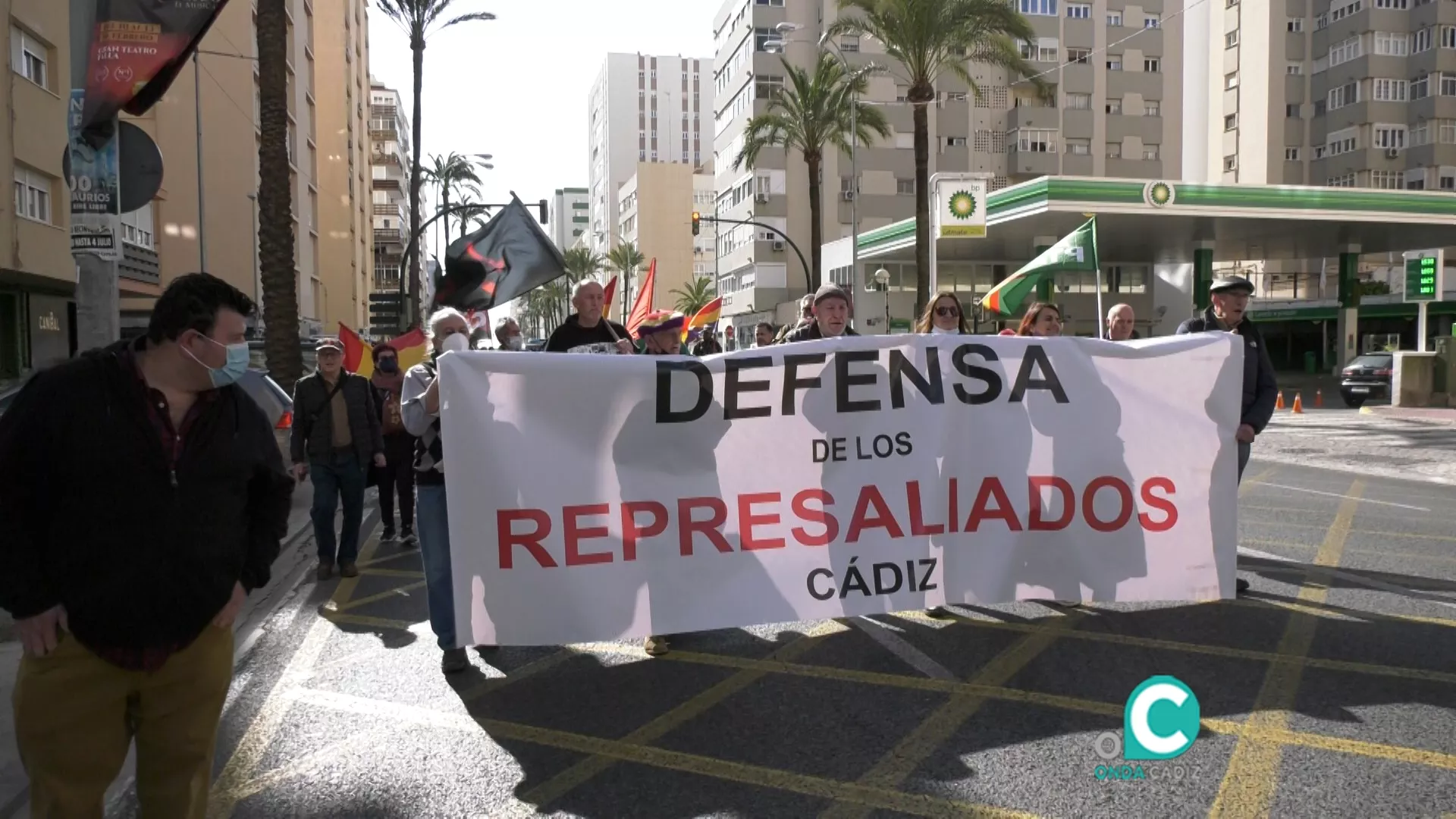 Imagen de los manifestantes a su paso por la avenida principal de la ciudad