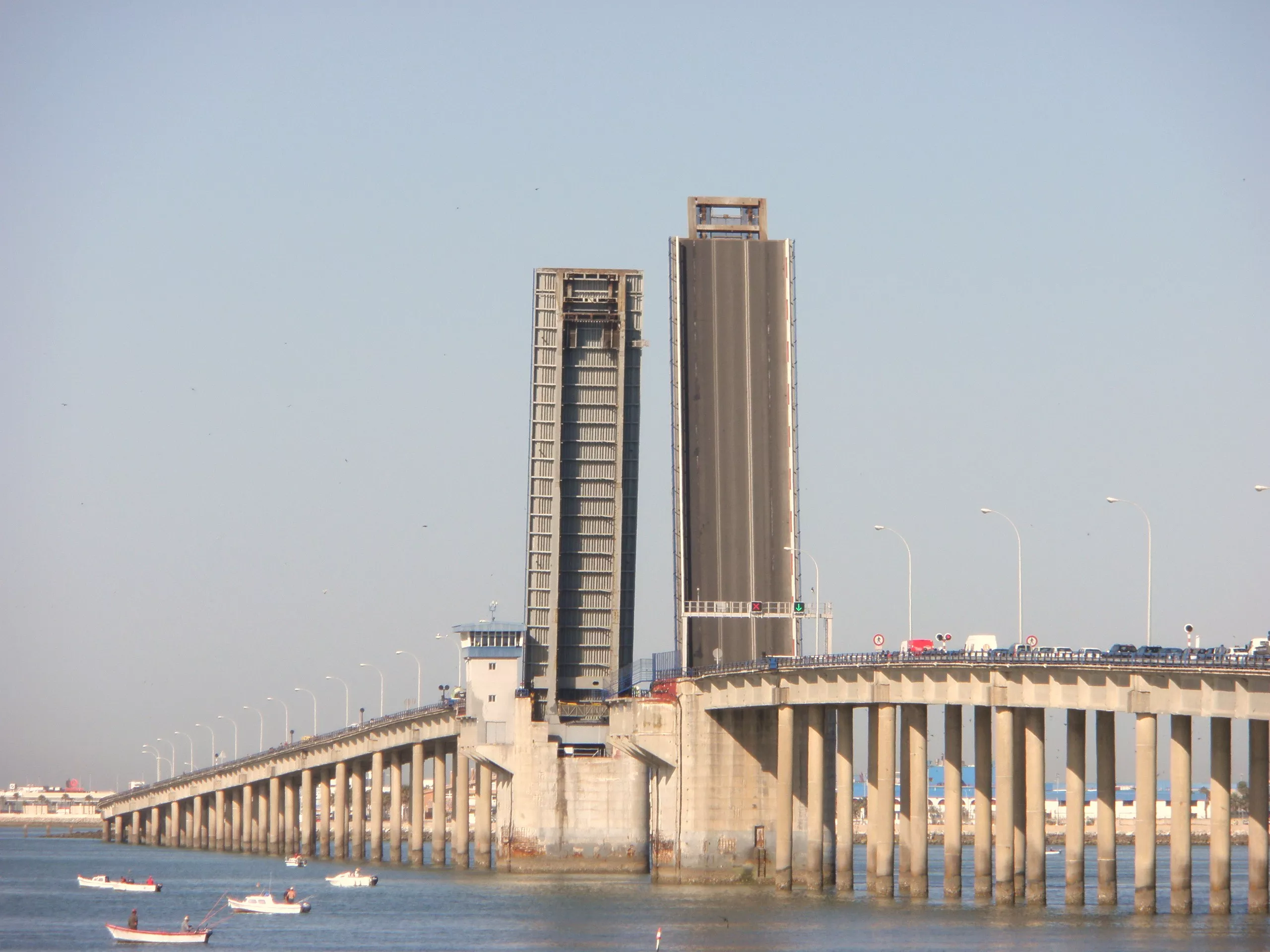 El paso de determinado barcos provoca la apertura del puente