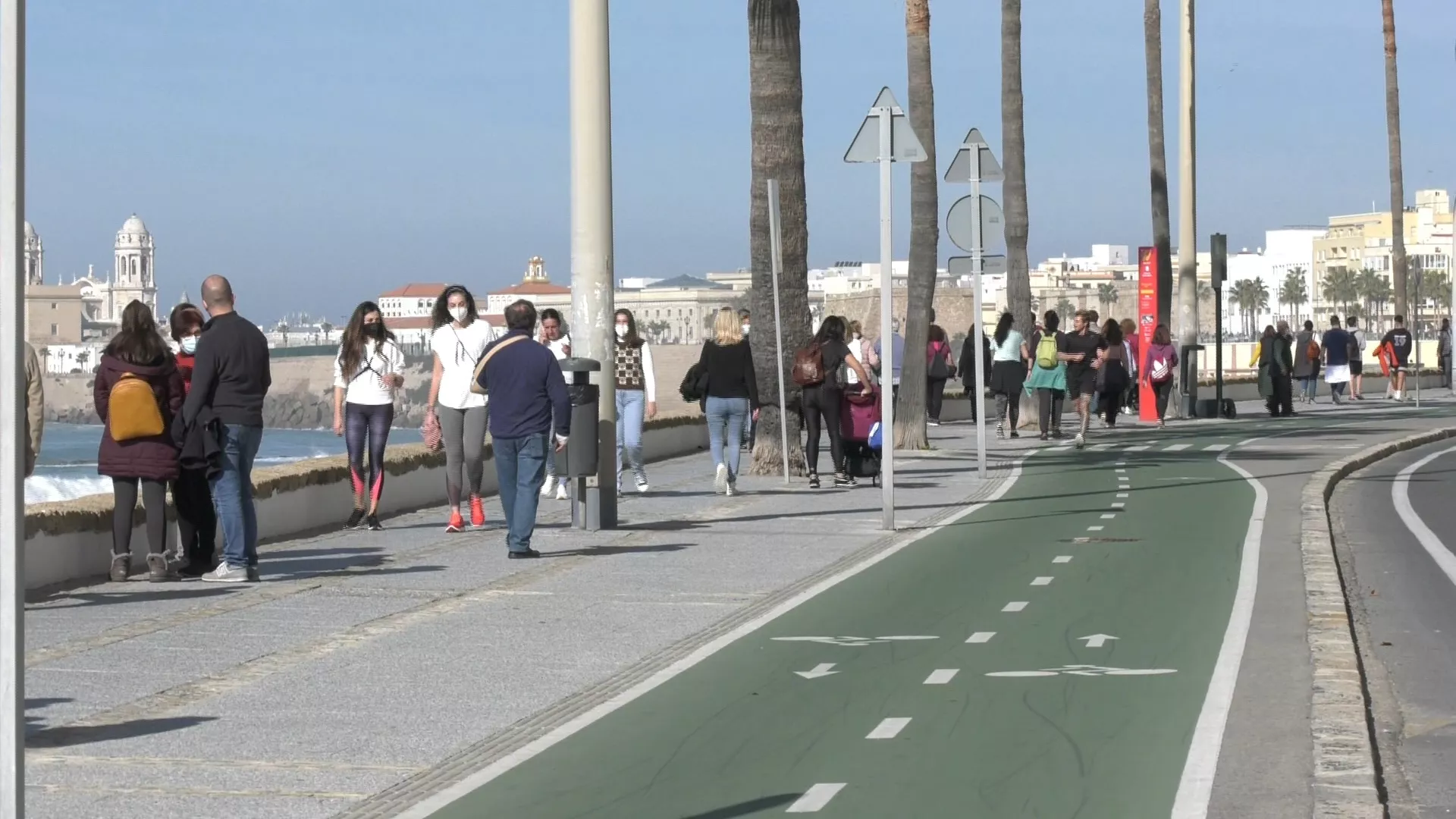Gente pasea en Cádiz 