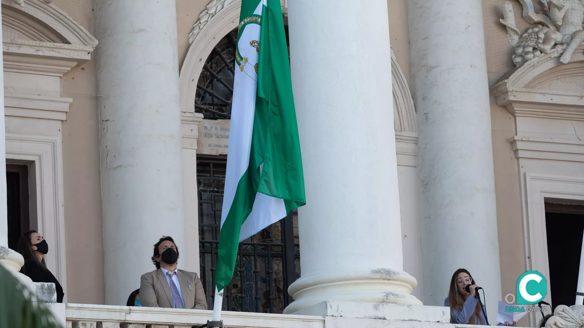 Momento del izado de la bandera andaluza en el balcón del Ayuntamiento