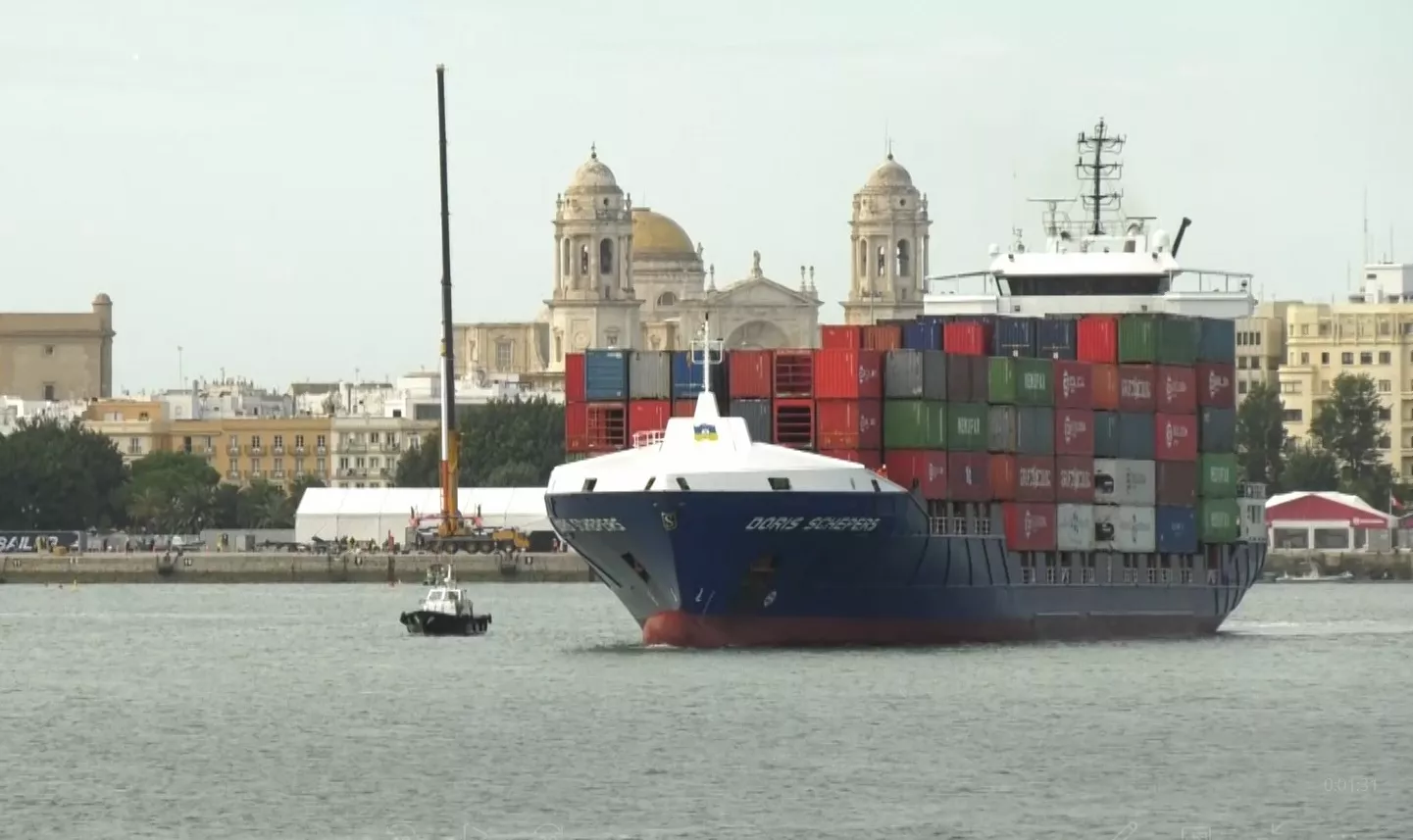 Un portacontenedores sale del puerto de Cádiz para cubrir la ruta con Canarias