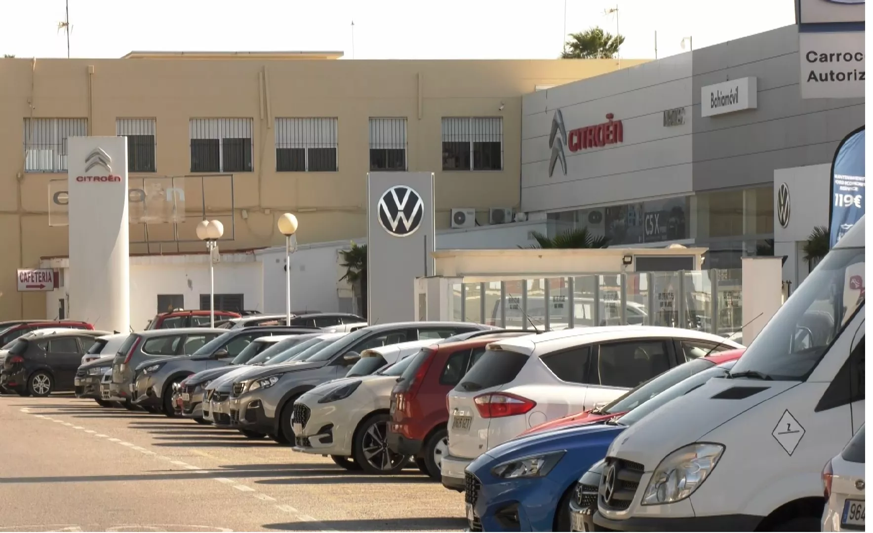 Concesionarios de coches en el polígono exterior de la Zona Franca de Cádiz