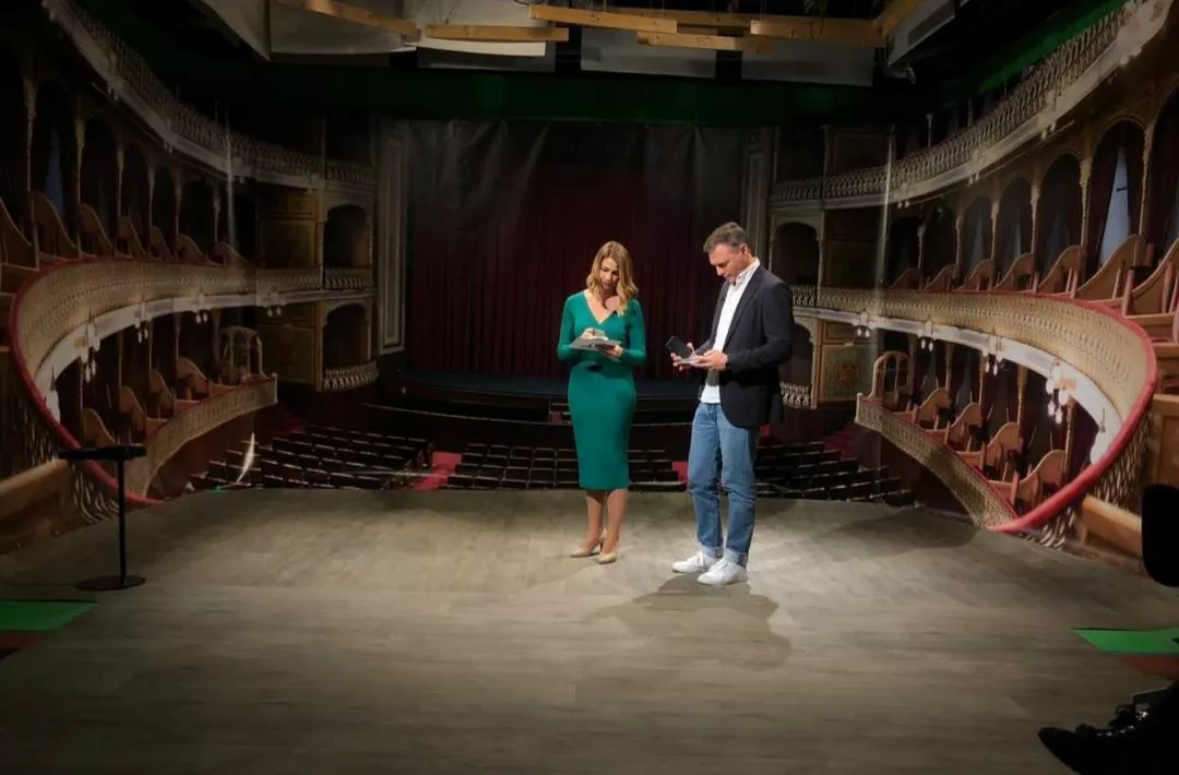 Los presentadores Enrique Miranda y Miriam Peralta en "El palco del Falla"