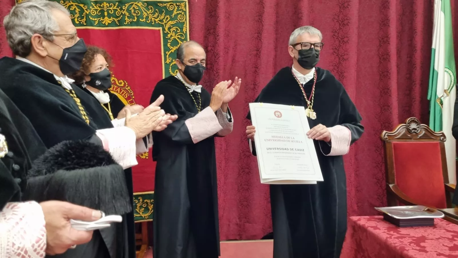 El rector de la UCA recibe la Medalla de Oro de la Universidad Hispalense