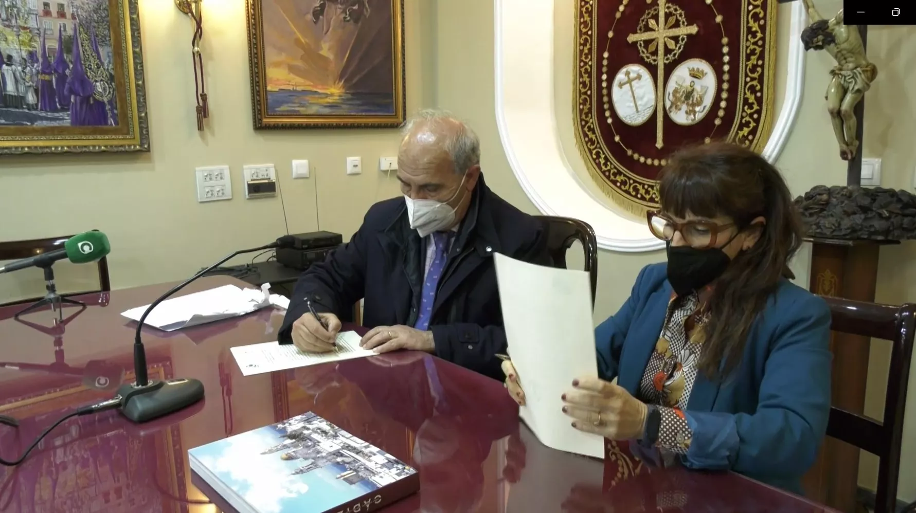 La presidenta de Onda Cádiz y su homólogo del Consejo de Hermandades firman el acuerdo de colaboración