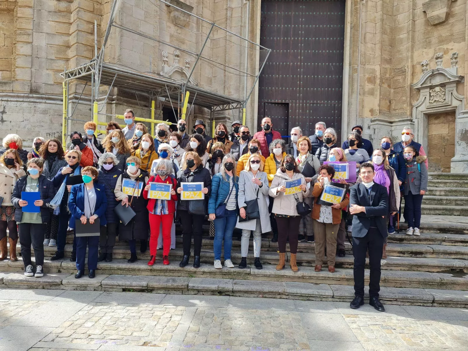El coro tras cantar en las escalitas de la Catedral de Cádiz Con la música se quiere pedir la paz