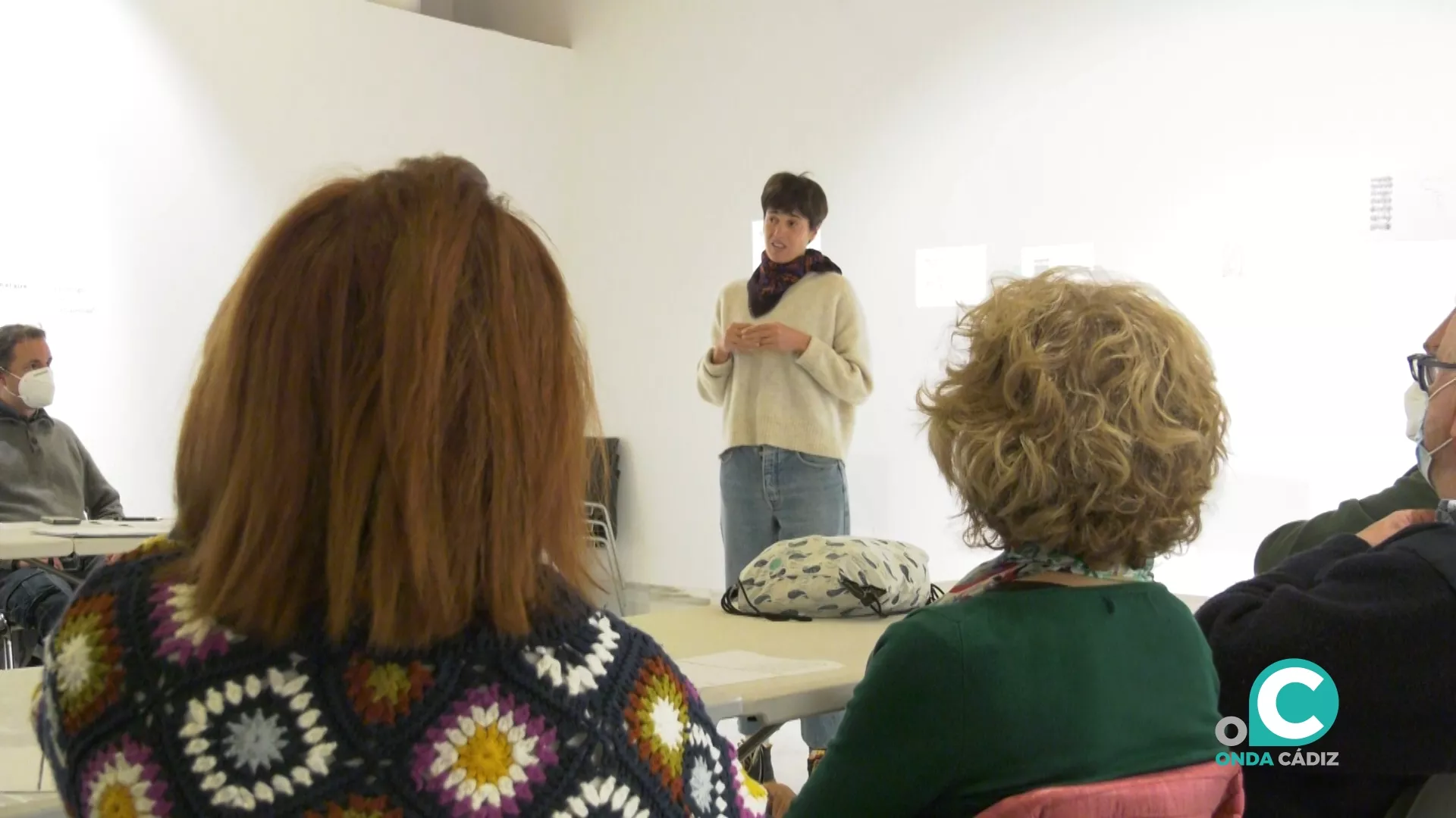 La poeta Rosa Lesca impartiendo el taller en la Casa de Iberoamérica