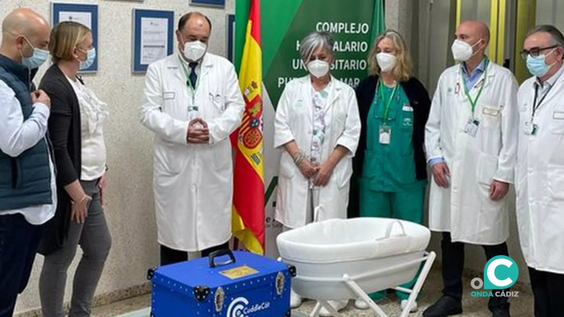 Natalie Claytor y Manuel Moreno en el hospital Puerta del Mar, durante la donación de la cuna de abrazos