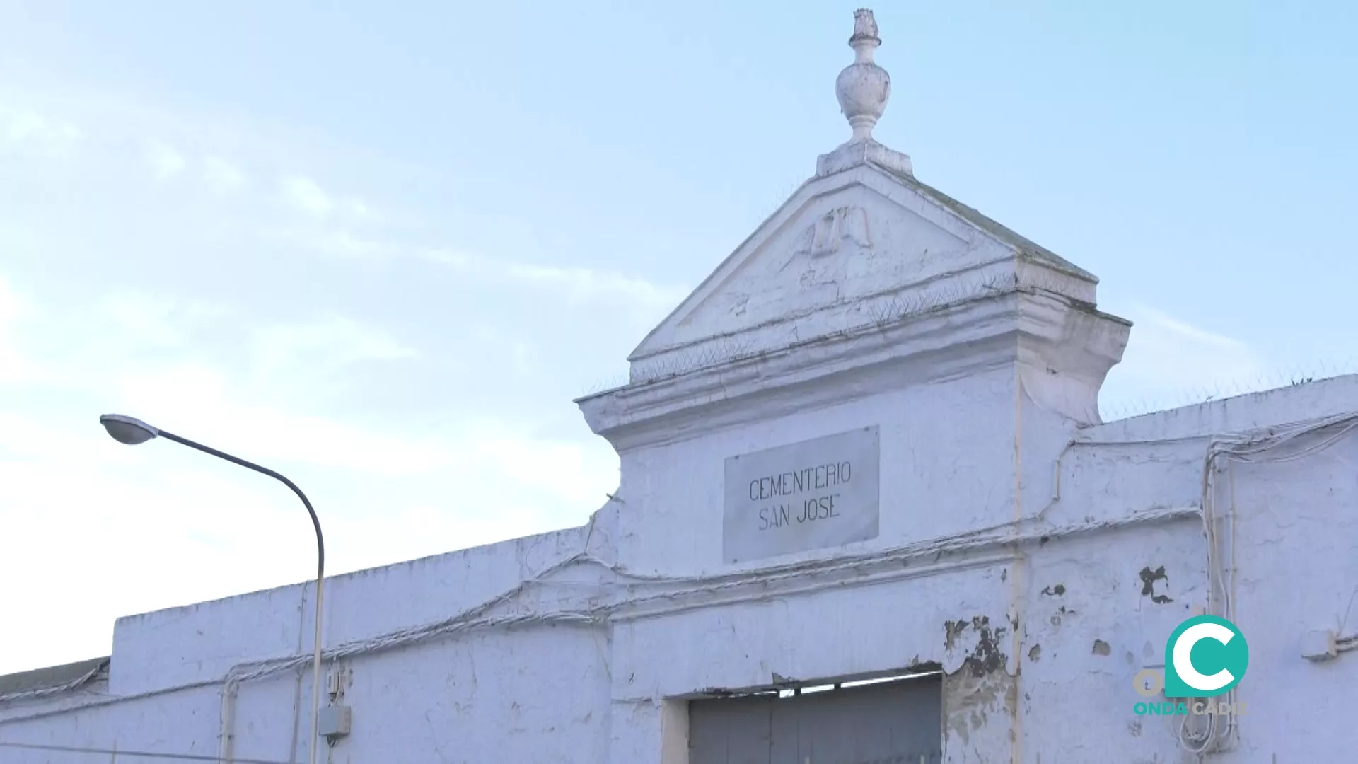 La fachada del cementerio de San José