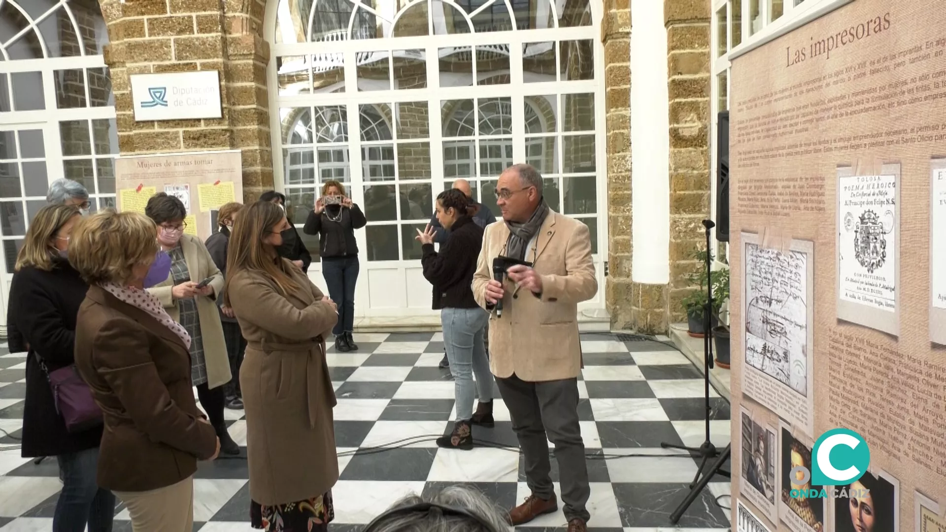 Juan Antonio Manzano se dirige a las asistentes en el Patio interior del Palacio Provincial