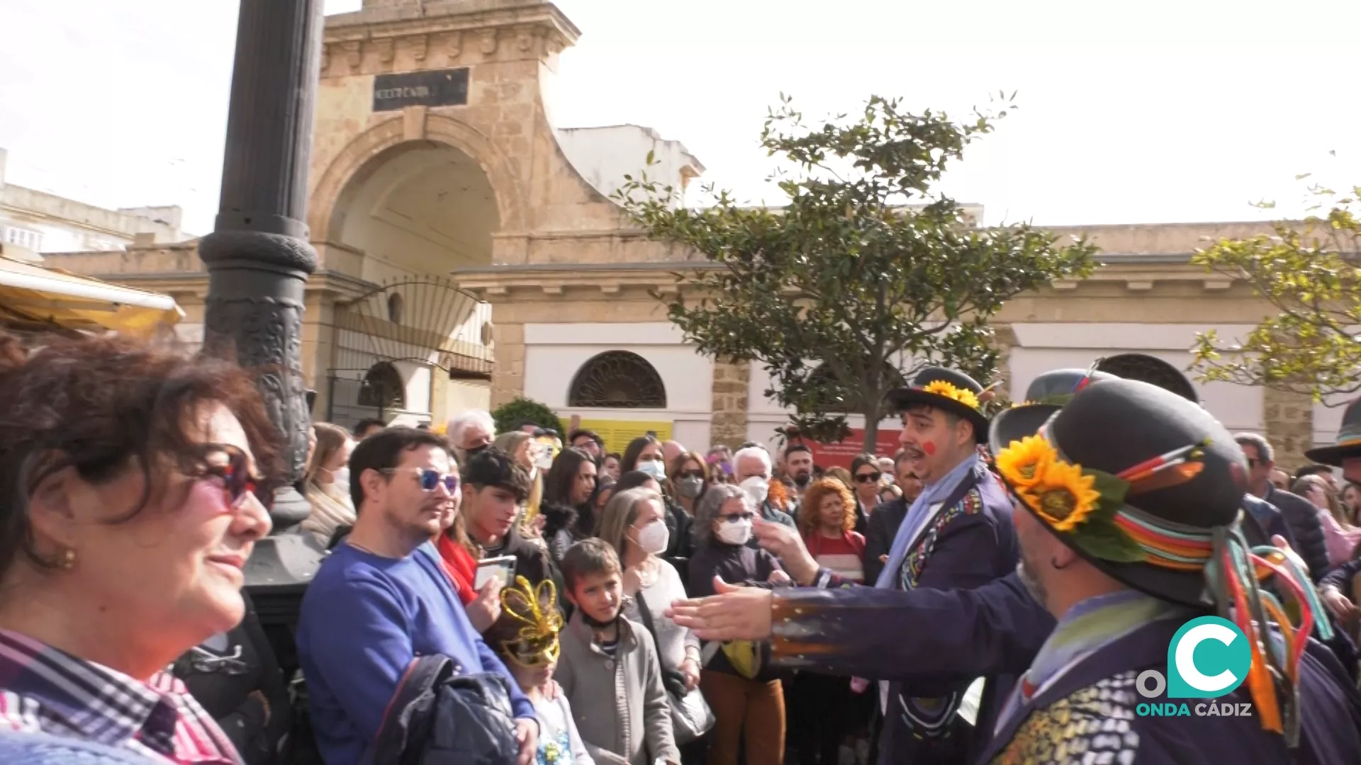 Turistas y gaditanos disfrutando de las coplas durante el puente