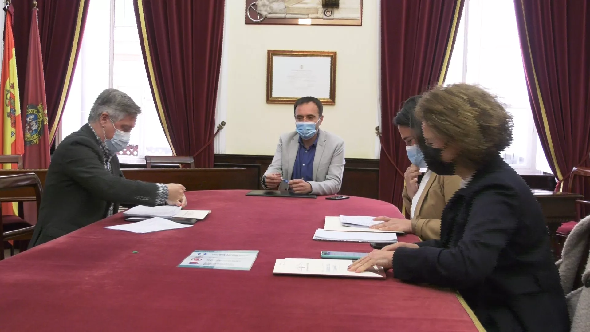 El Gobierno municipal entrega a la oposición el borrador del nuevo presupuesto del Ayuntamiento 