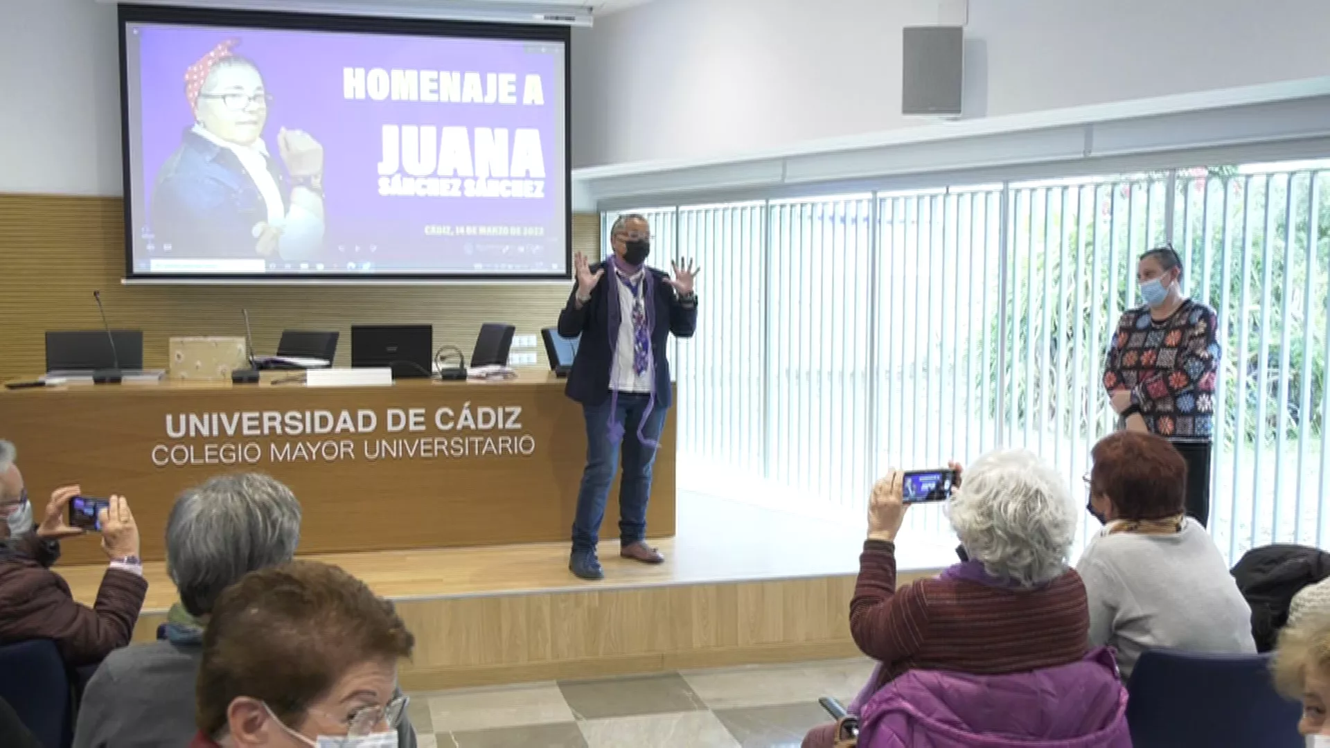 Momento del homenaje a Juana Sánchez