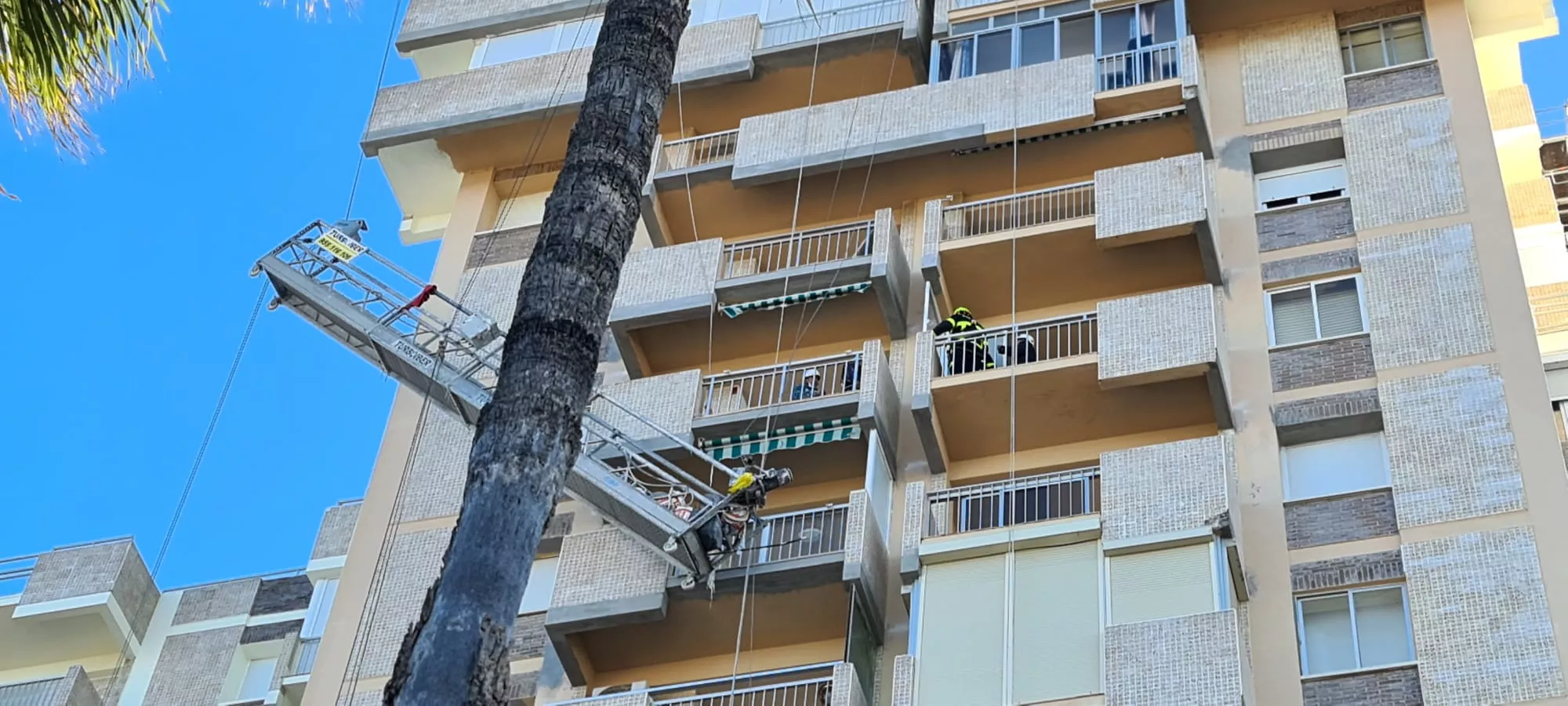 El momento en el que los efectivos de bomberos rescatan a los trabajadores El momento en el que los efectivos de bomberos rescatan a los trabajadores