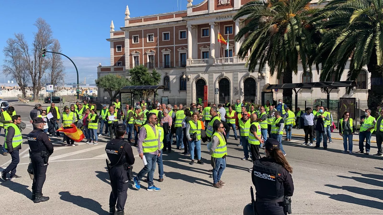 Concentración de transportistas frente a la entrada al muelle 