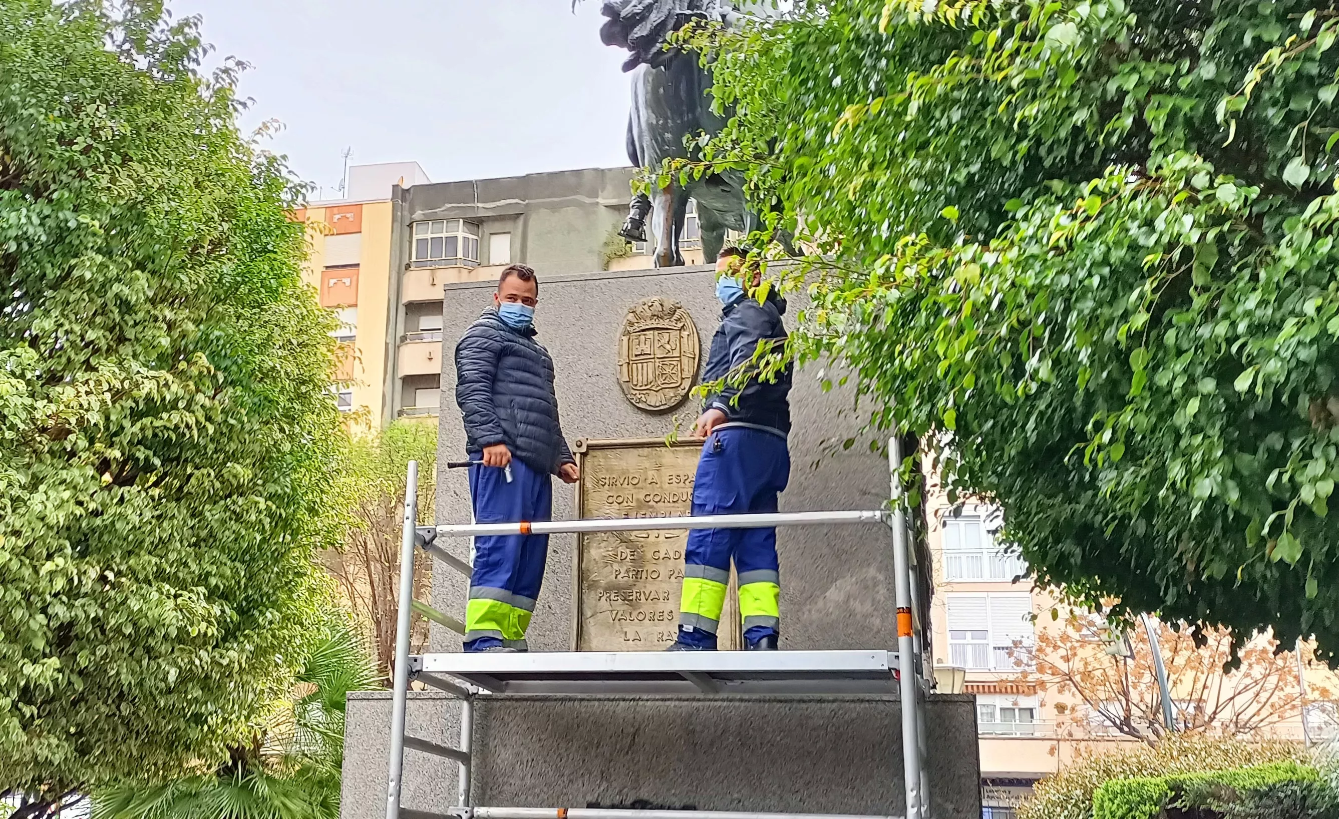 Durante la retirada de la estatua. Durante la retirada de la estatua.