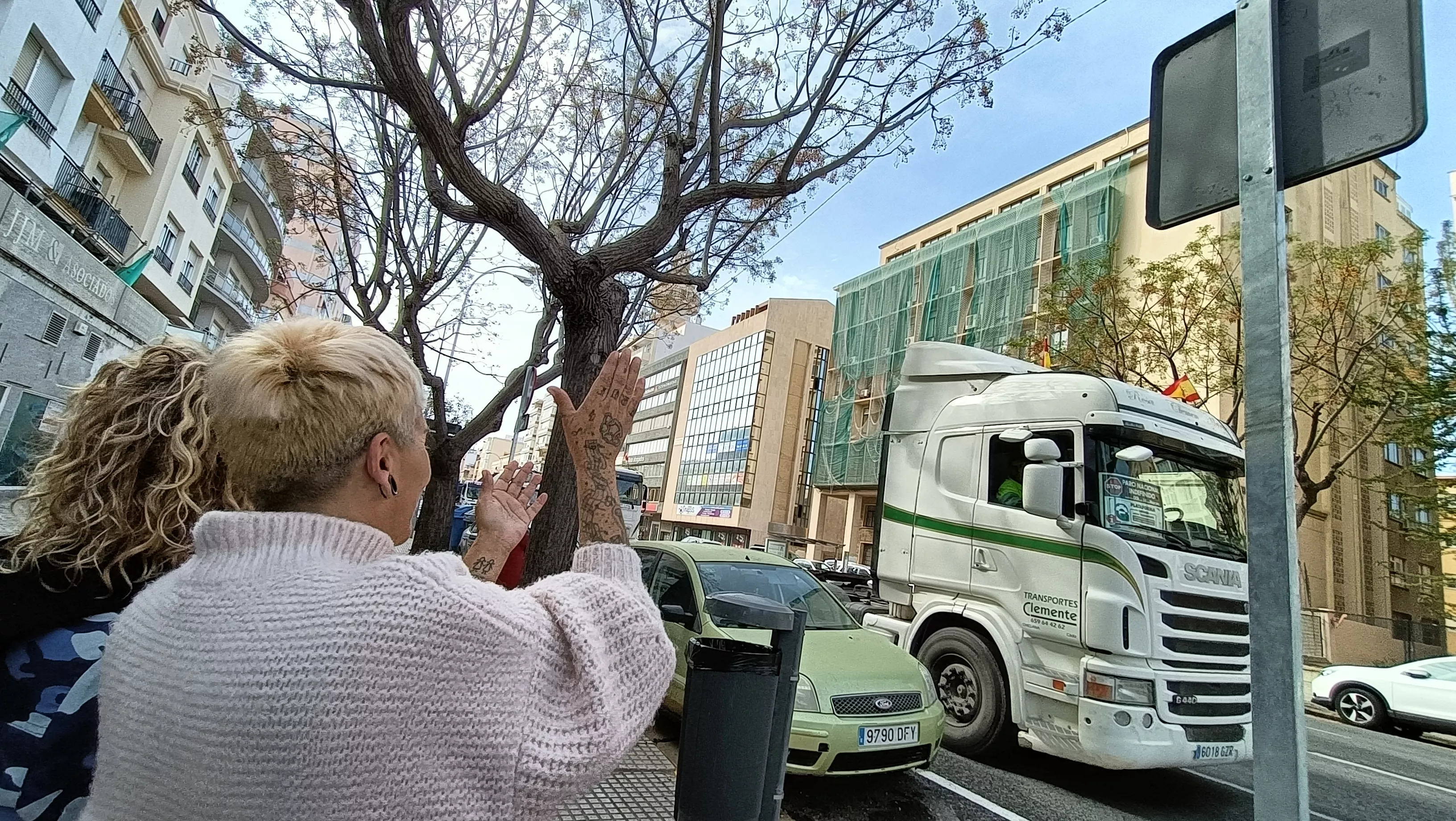 La marcha de transportistas por la avenida.