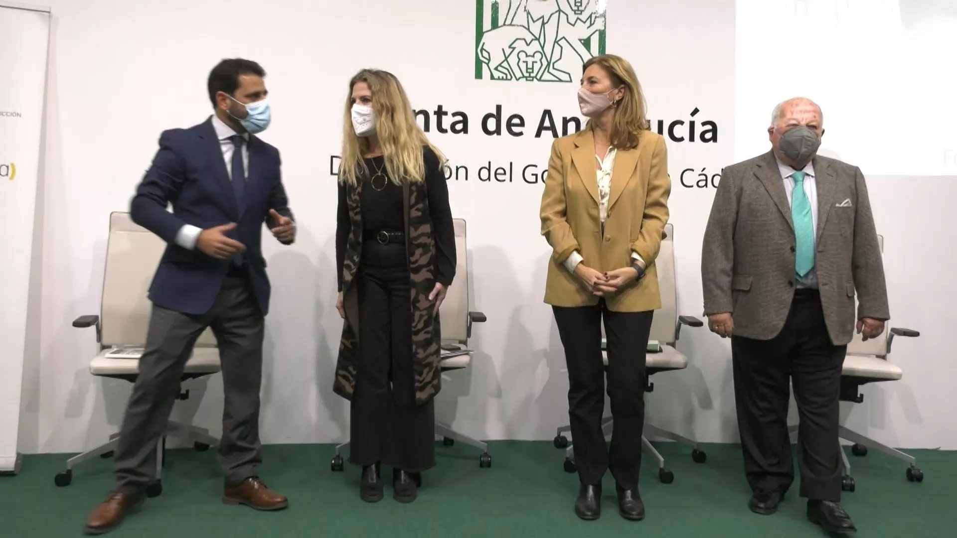 La secretaria de vivienda y la delegada de la Junta, flanqueadas por el secretario y el presidente de FAEC, en la inauguración de las jornadas sobre ayudas europeas a la vivienda 