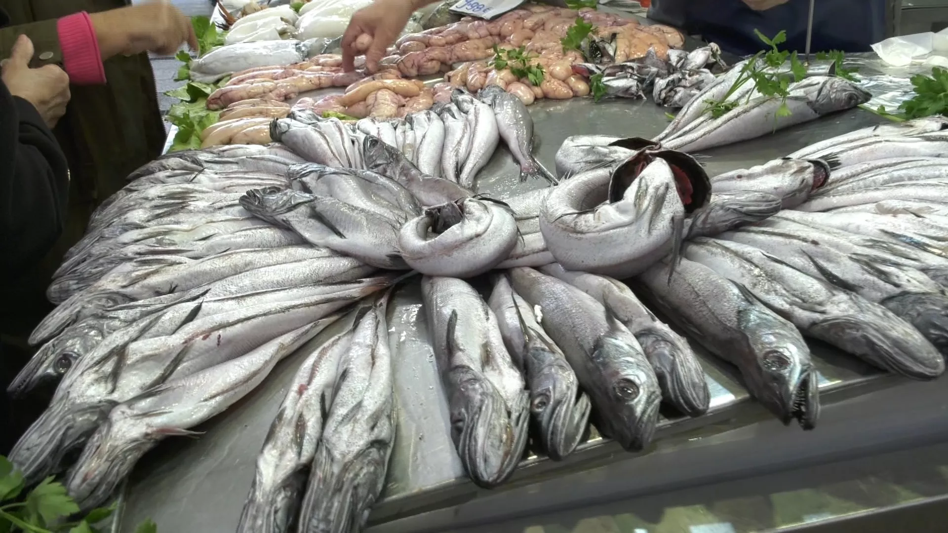 Puesto de pescado en el mercado central 