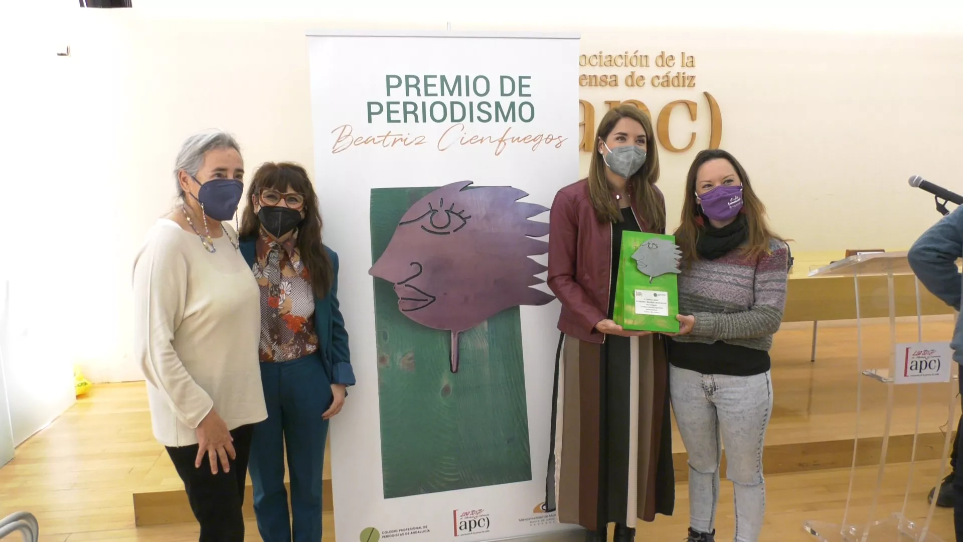 Representantes del Ayuntamiento y de Onda Cádiz recogen el premio