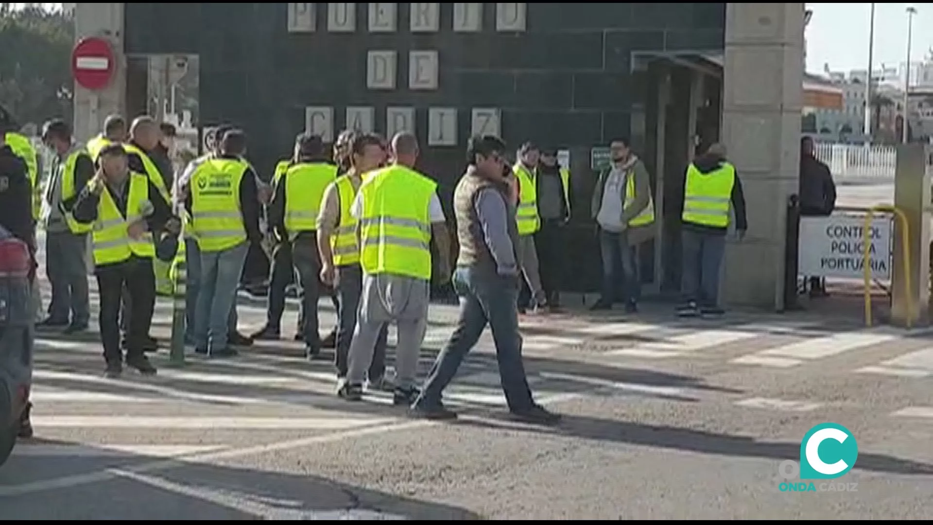 Durante varias horas los piquetes de transportistas se han mantenido concentrados en la entrada del puerto de Cádiz