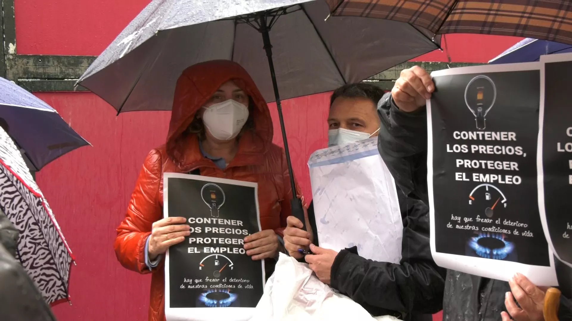 Manifestantes con el lema de la protesta 