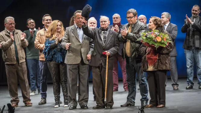 Homenaje en el escenario del Falla a Pepe Mena