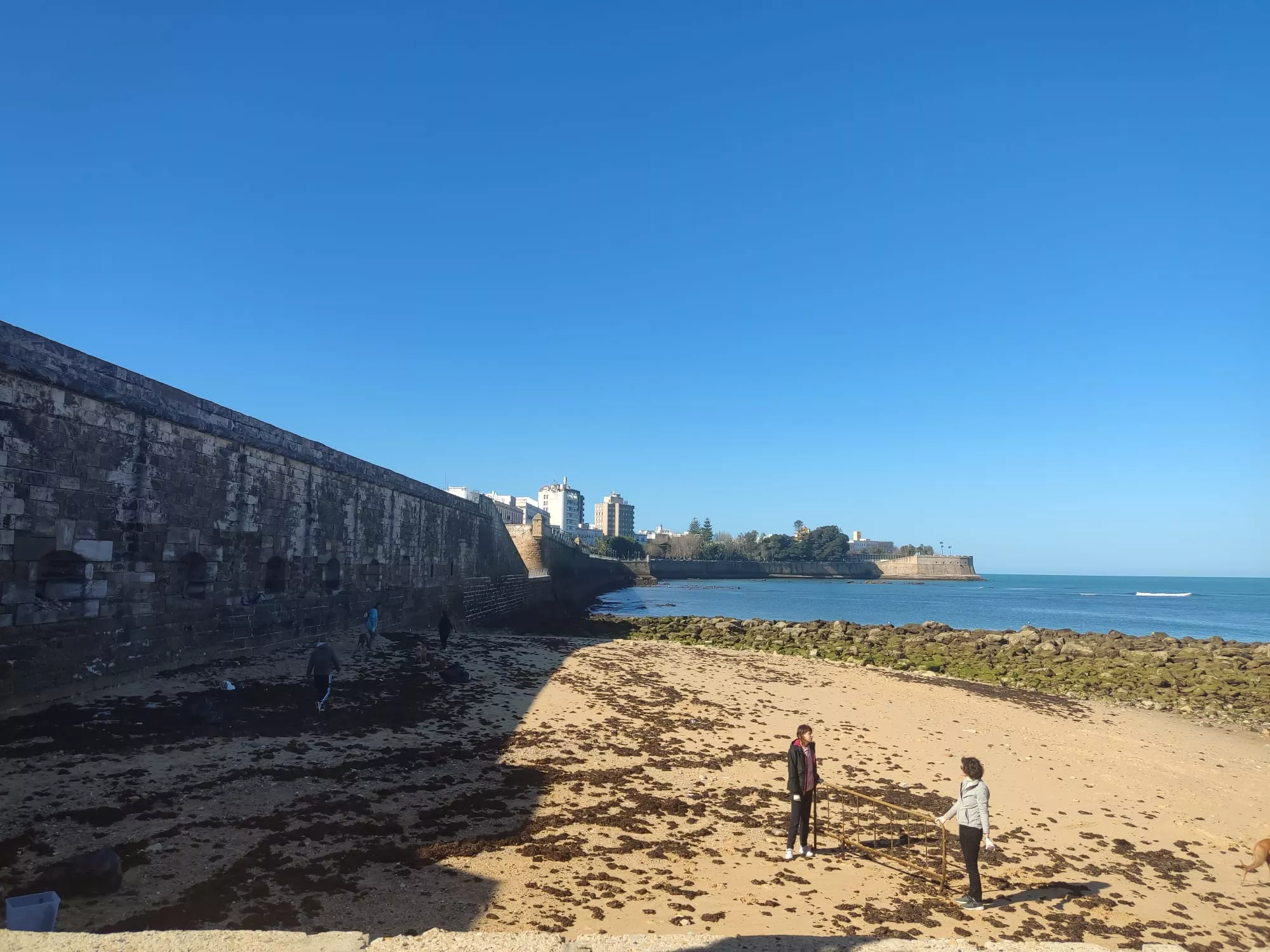 La playa se encuentra casi abandonada