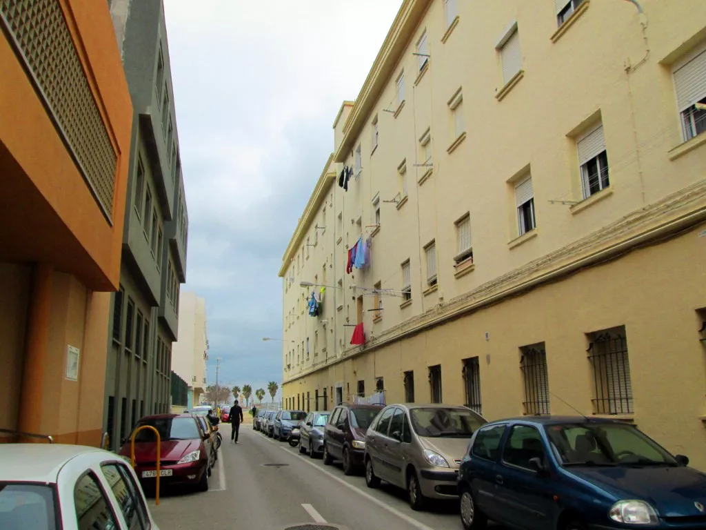 El Ayuntamiento de Cádiz reurbanizará la calle Dársena del barrio de Puntales Es la única calle que queda por asfaltar en al ciudad