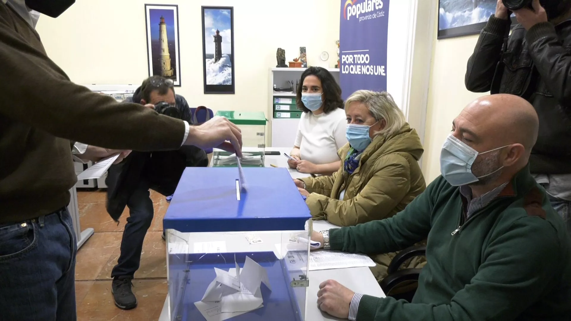 Bruno García deposita su voto 