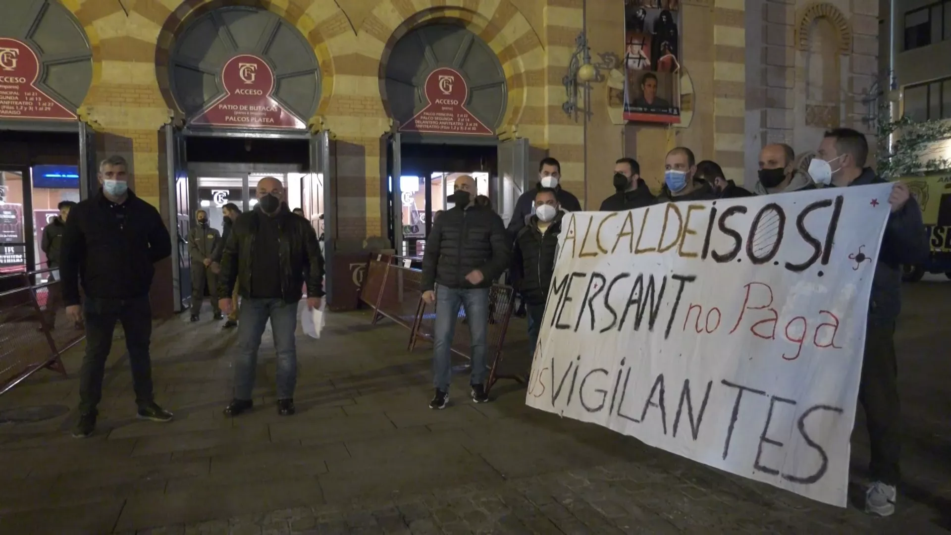 Trabajadores de Mersant Seguridad en una de sus protestas por impagos frente a las puertas del Teatro Falla