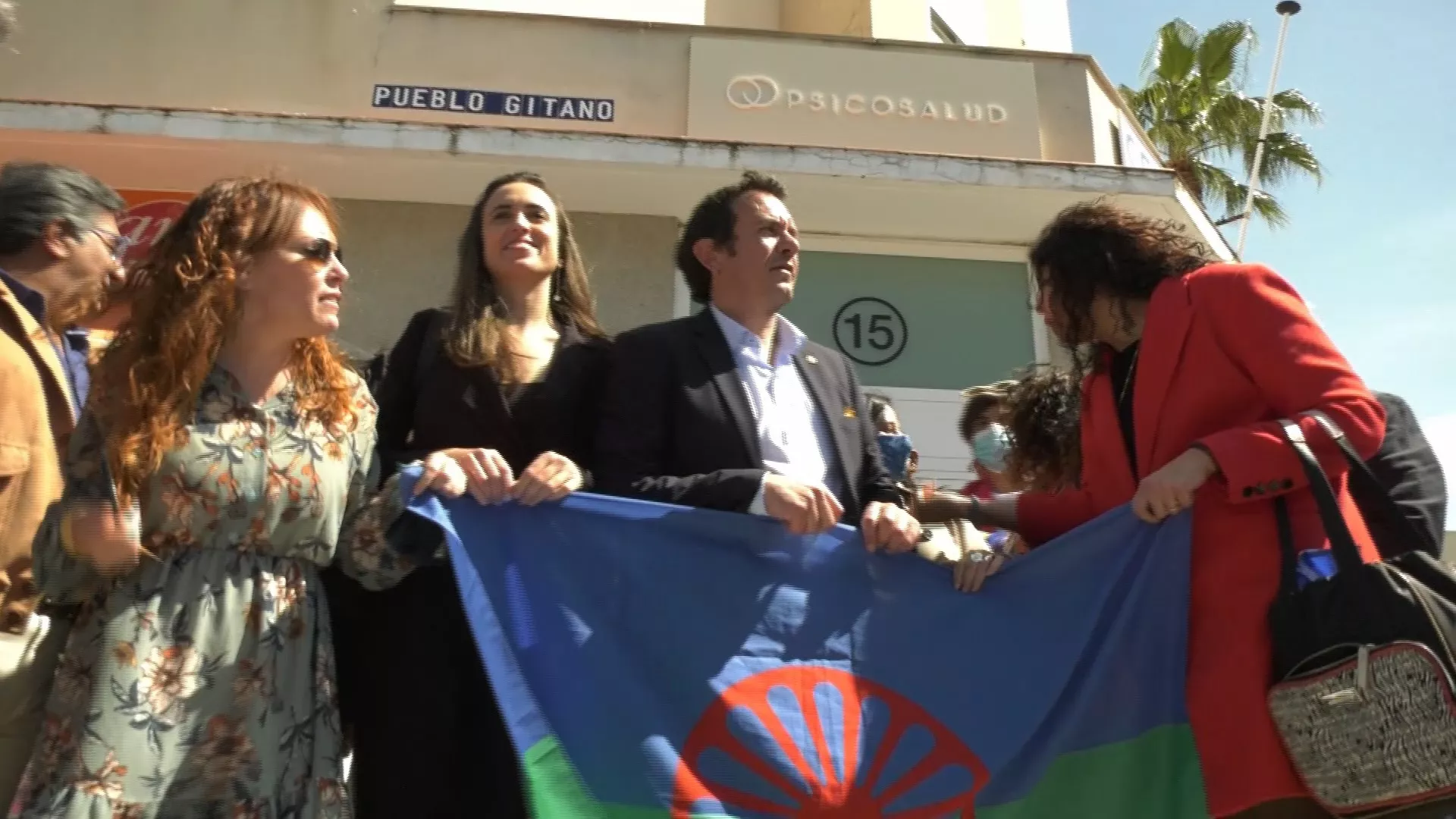 El alcalde de Cádiz sujeta la bandera romaní junto a otras concejales tras inaugurar la nueva denominación de la calle Pueblo gitano