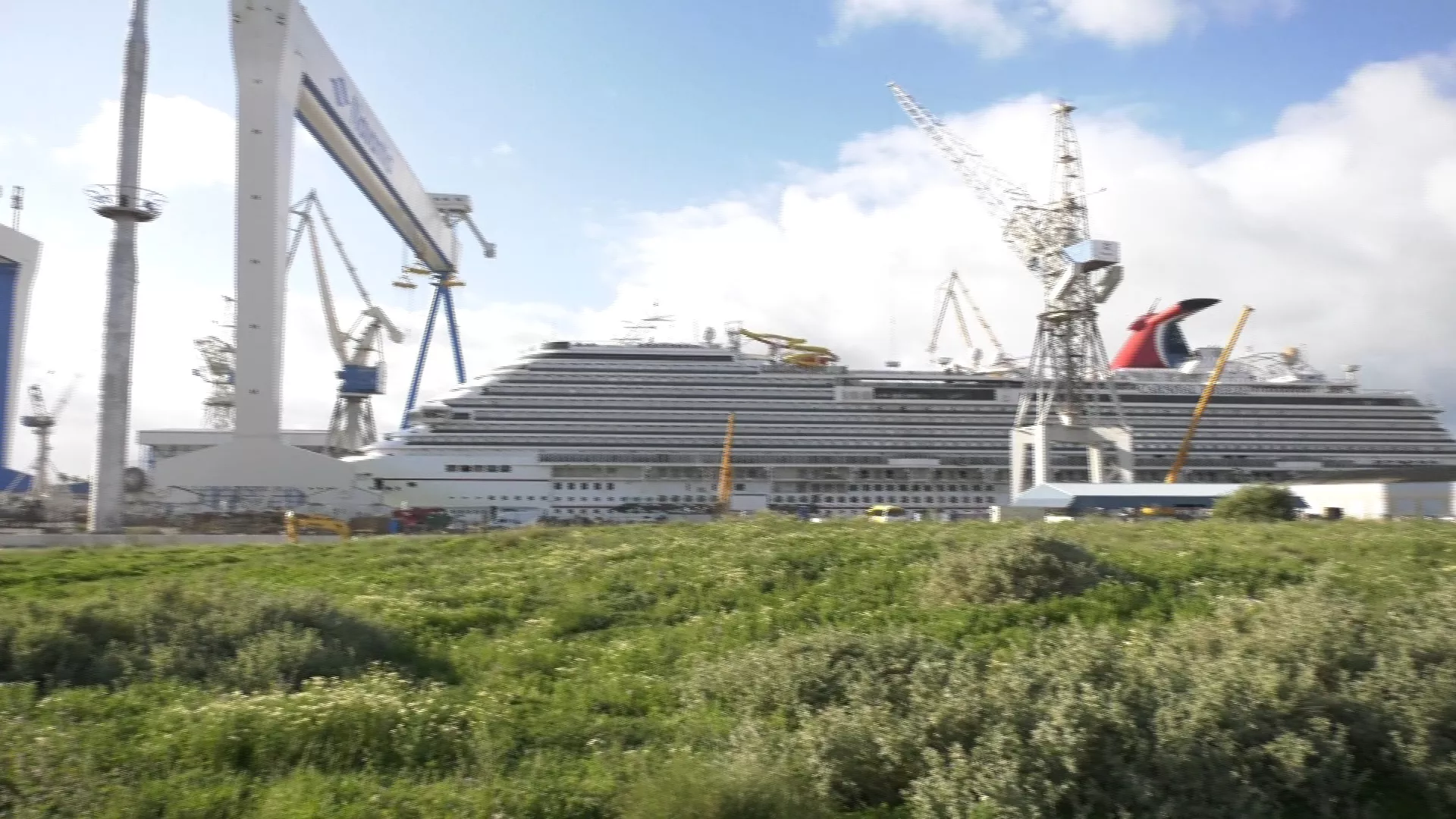 El Carnival Breeze en el astillero de Puerto Real