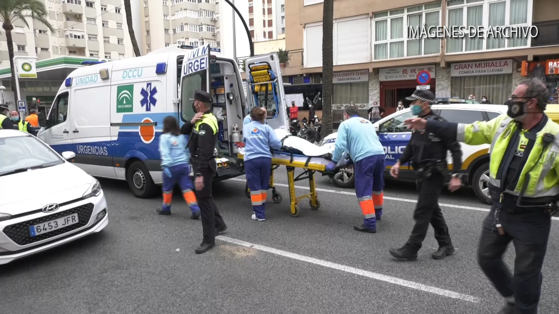Técnicos de Emergencias atienden a heridos en un accidente