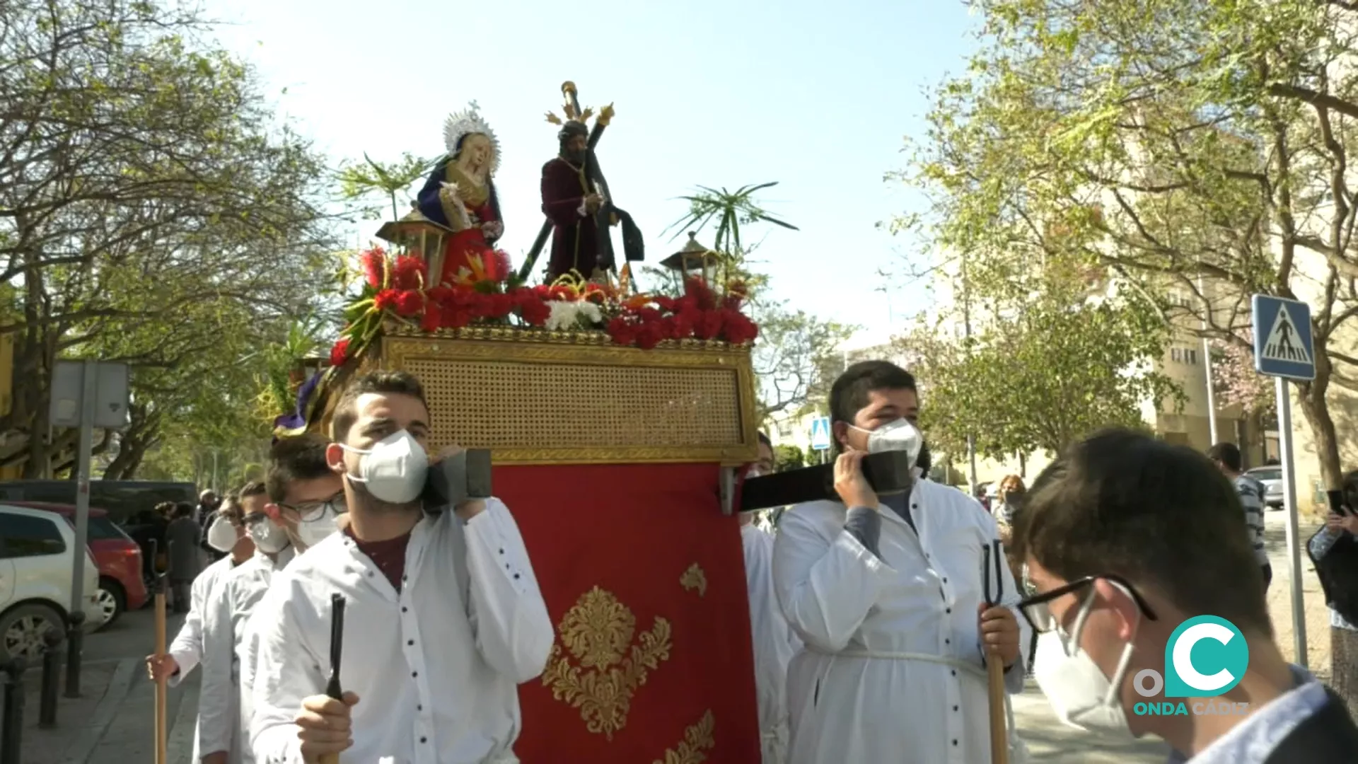 Una imagen de los alumnos del centro escolar de Afanas portando el paso