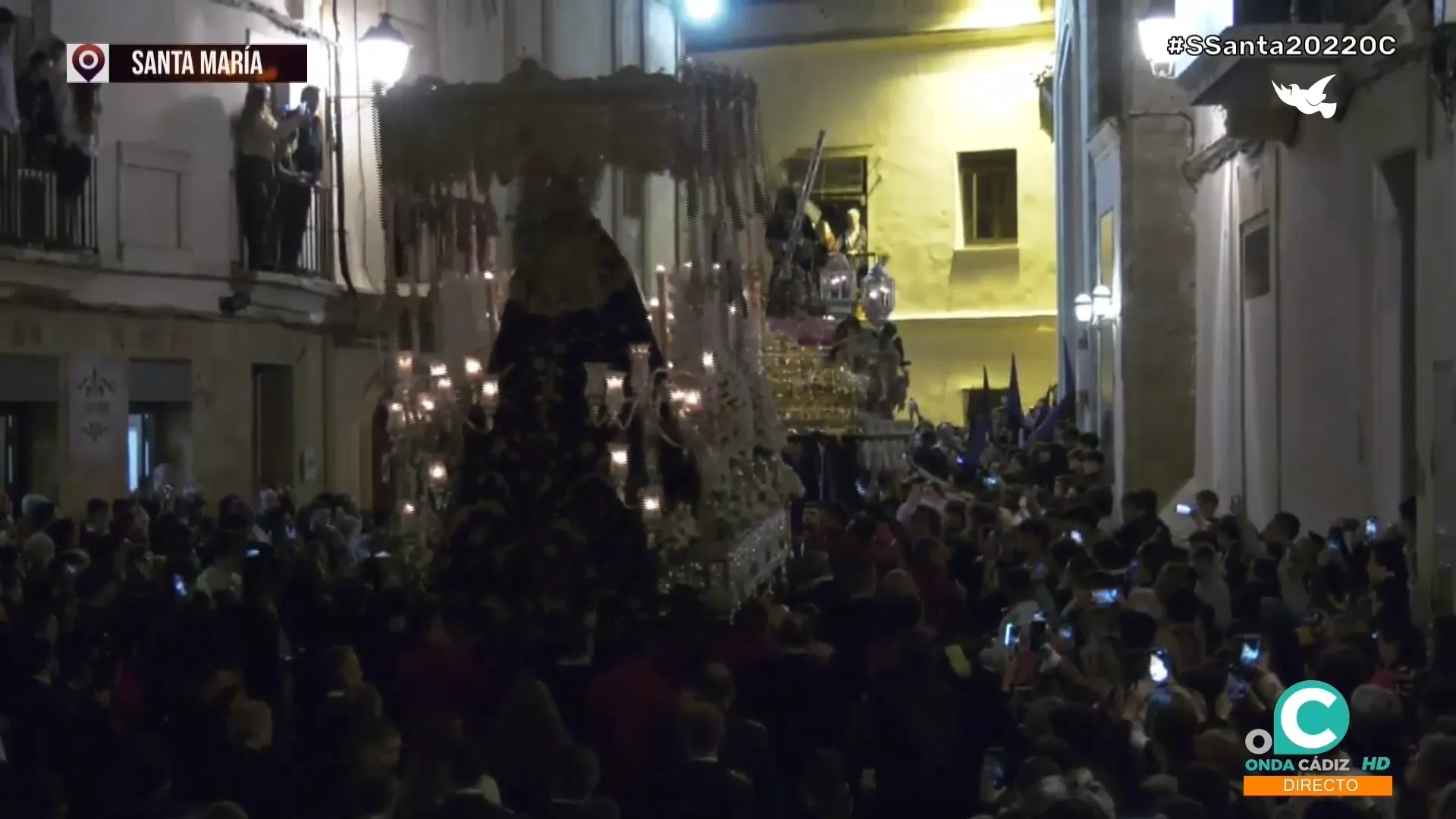 Jueves Santo de esplendor y lleno en las calles de Cádiz
