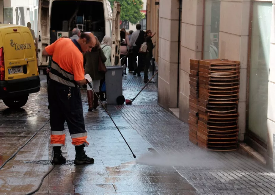 El Ayuntamiento refuerza el dispositivo de limpieza para esta Semana Santa .