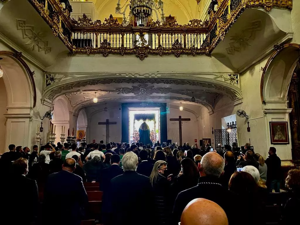 Las cofradías regresaron a casa tras permanecer en la Catedral