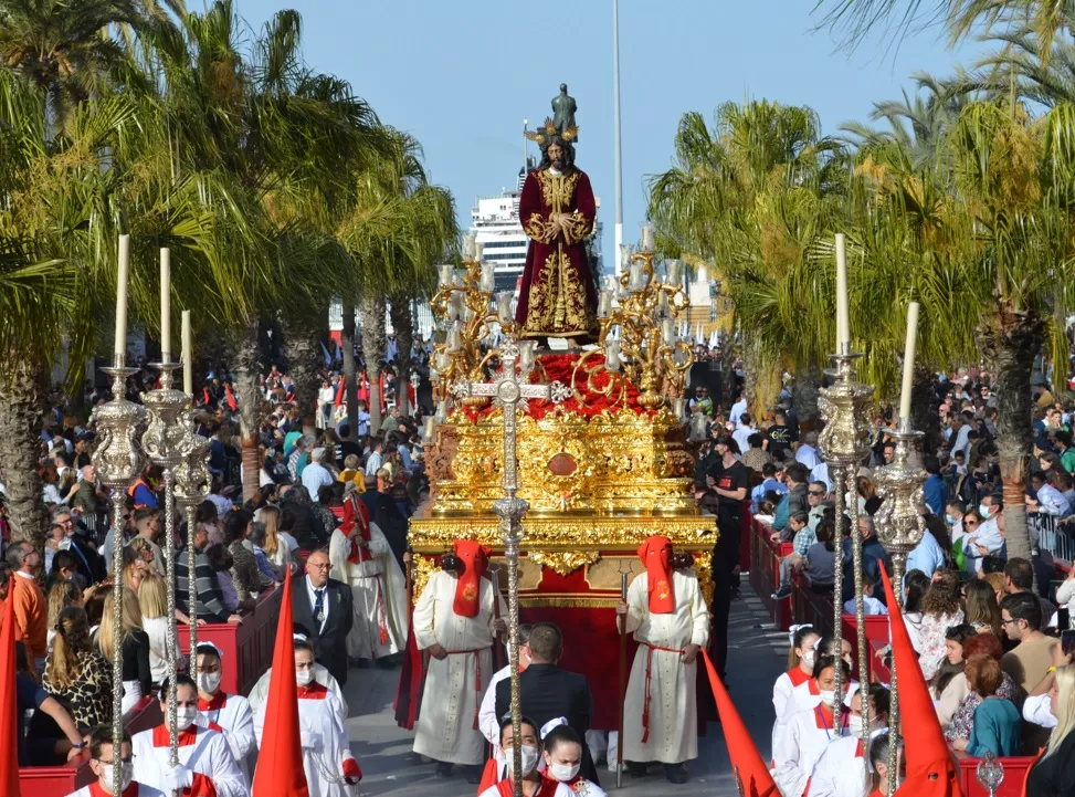 San Lorenzo vive el Domingo de Ramos con Penas y Caridad.